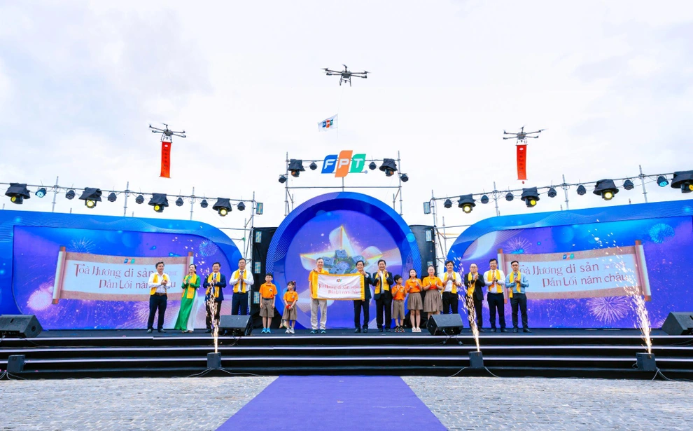 Representatives of FPT Corporation and Hue City leaders performing the inauguration ceremony of FPT Education Complex in Hue (Photo: Organizing Committee).