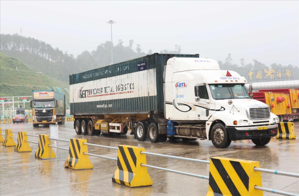 Containers carrying import-export goods preparing to enter the loading area. Photo: Cong Tuyen – VNA Correspondent in China