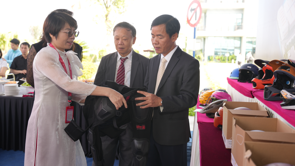 Chairman of Hue City People’s Committee Nguyen Van Phuong visiting the plant’s products