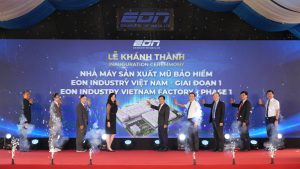 Các đại biểu thực hiện nghi thức khánh thành nhà máy