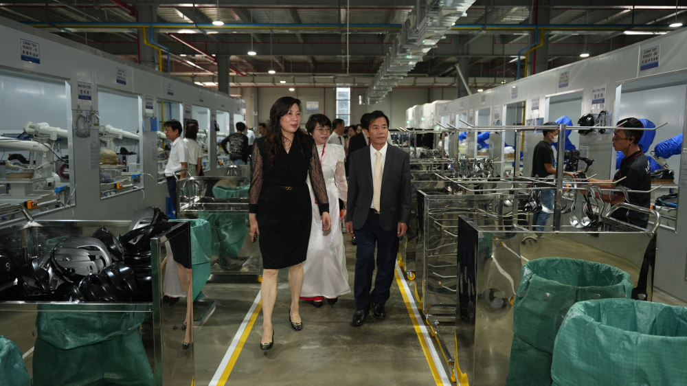 Chairman of Hue City People’s Committee Nguyen Van Phuong visiting the plant
