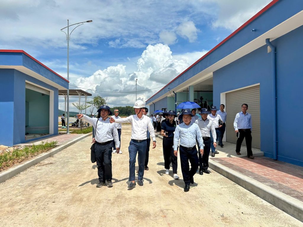 Representative of Gilimex Industrial Park introducing to the visiting delegation