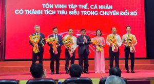 Lãnh đạo TP. Huế (thứ hai từ trái sang) cùng lãnh đạo các địa phương được tôn vinh. Ảnh: BTC