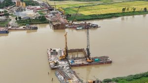 Thi công cầu đường sắt Cẩm Lý nối Bắc Ninh với Hải Phòng.