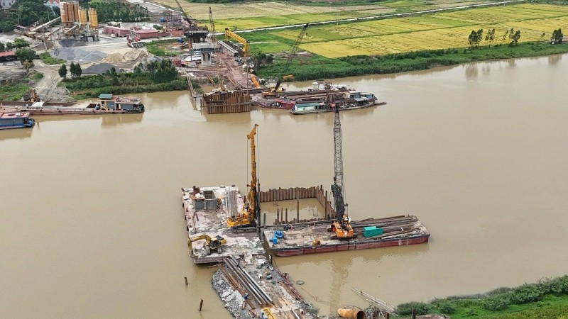 Thi công cầu đường sắt Cẩm Lý nối Bắc Ninh với Hải Phòng.