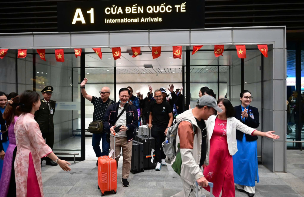 Những du khách hào hứng khi đến Huế