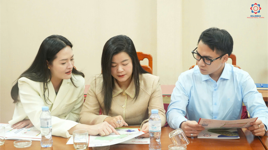 Representative of Nghia Hung Industrial Park in discussion with Ms. Doan Xiaoyu