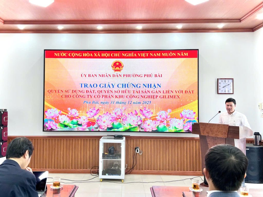 Mr. Phan Vu Viet Hung, Deputy General Director of Gilimex Industrial Park Corporation, delivers a speech at the certificate handover ceremony