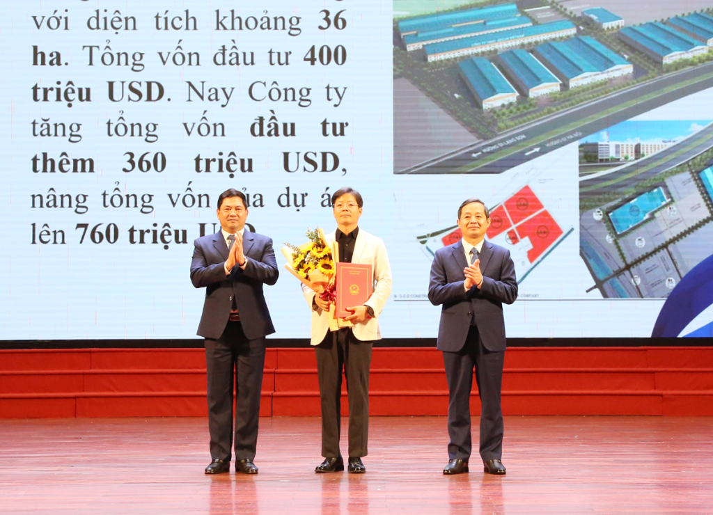 Secretary Nguyen Hong Thai and Chairman Pham Hoang Son present the investment policy decision to Seojin Vietnam Co., Ltd.