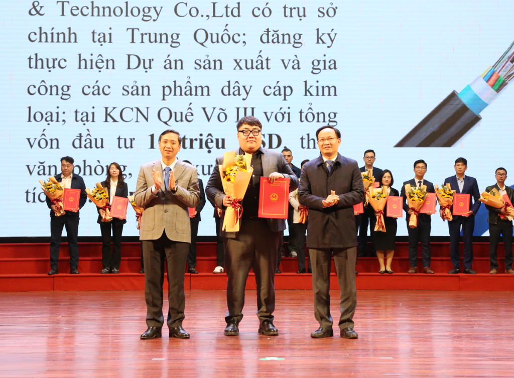 Chairman of the Provincial People's Council Nguyen Viet Oanh and Vice Chairman of the Provincial People's Committee Pham Van Thinh present the investment policy decision to the enterprise.