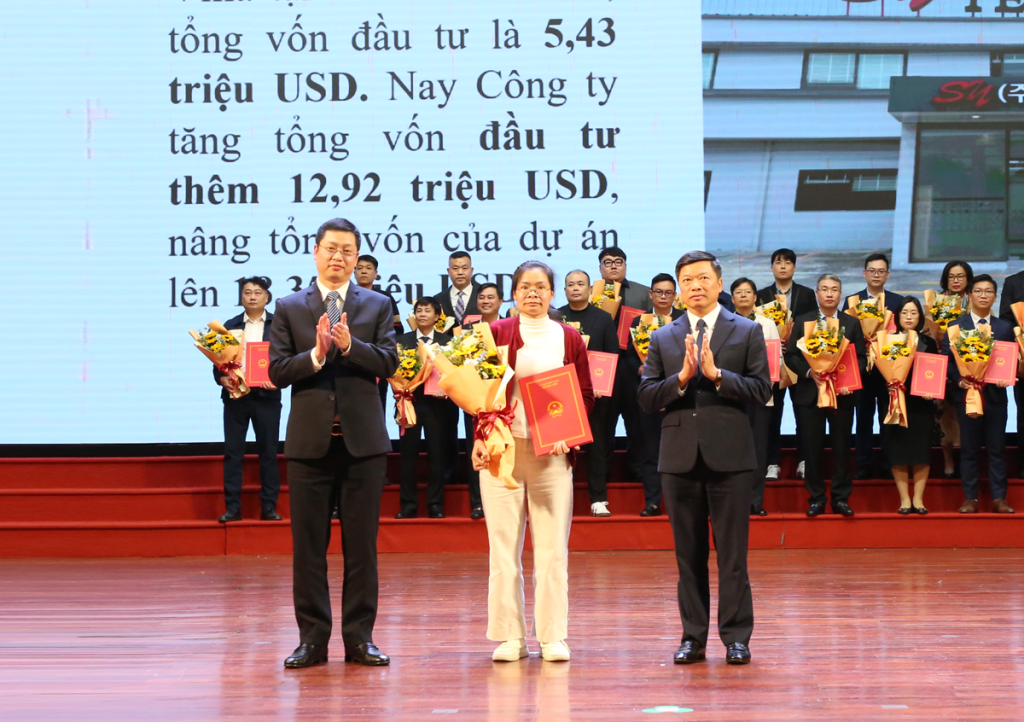 Phó Bí thư Tỉnh ủy Trần Huy Phương và Phó Chủ tịch UBND tỉnh Đào Quang Khải trao Quyết định chủ trương đầu tư cho doanh nghiệp.