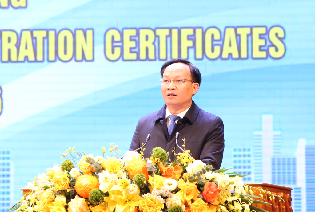 Phó Chủ tịch UBND tỉnh Phạm Văn Thịnh báo cáo tóm tắt kết quả trả lời phản ánh, kiến nghị của doanh nghiệp.