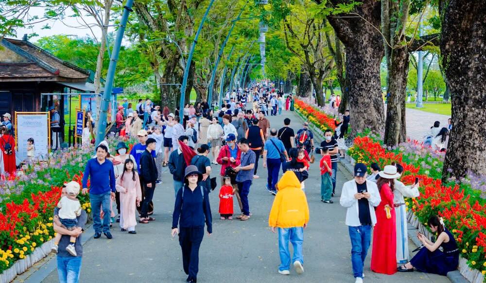 Du khách chọn Huế làm điểm đến ngày càng đông. Ảnh: Quảng An.