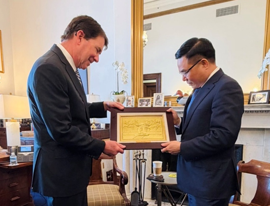 Acting Minister of Industry and Trade Le Manh Hung also expresses his hope to strengthen linkages between major US corporations and Vietnamese enterprises, towards specific cooperation projects with greater depth and higher added value.