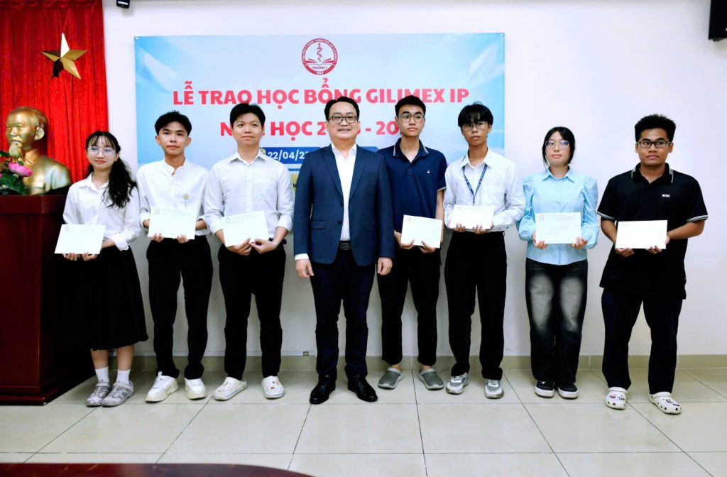 Đại diện Khu công nghiệp Gilimex trao học bổng cho sinh viên 