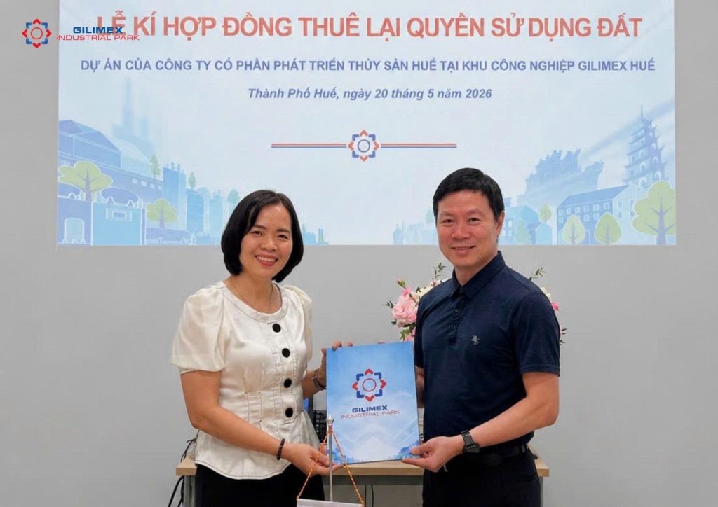 Mr. Phan Vu Viet Hung - Deputy General Director of Gilimex IP (right) and Mrs. Ha Thi Kieu Lang - Director of Hue Fisheries Development JSC (left) handed over the Land Sublease Agreement.