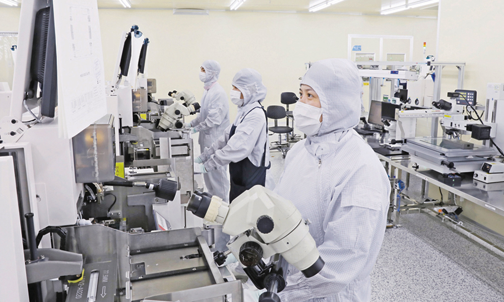 Semiconductor manufacturing at Hana Micron Vina Co., Ltd., Van Trung Industrial Park. (Photo: Dai La)
