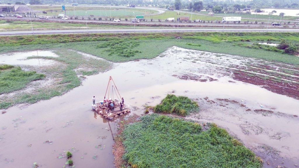 Công nhân tiến hành khoan thăm dò địa chất tại khu vực thi công.