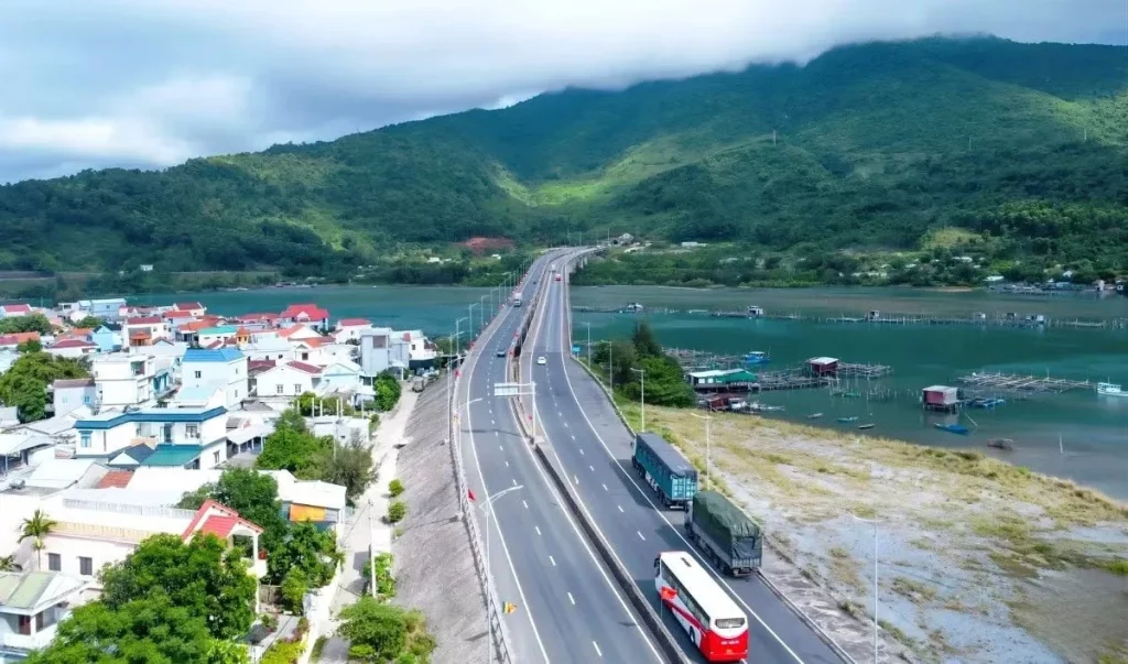The North-South railway overpass on the bridge and northern approach road to the Hai Van road tunnel (Chan May commune - Lang Co district). Source: Internet