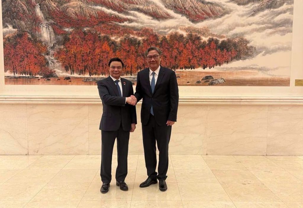 Minister of Industry and Trade Le Manh Hung and Minister of Commerce of China Wang Wentao.