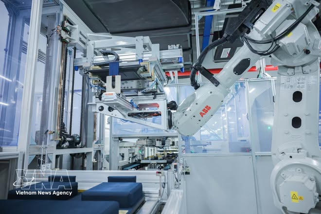 A robotic arm system and modern machinery operate along the television production line at Regza Vietnam Electronics Co., Ltd. (Photo: VNA)