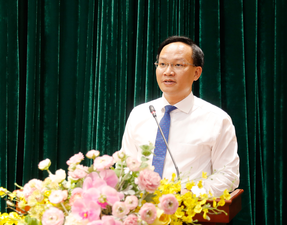 Vice Chairman Pham Van Thinh delivers remarks and congratulates the investors.