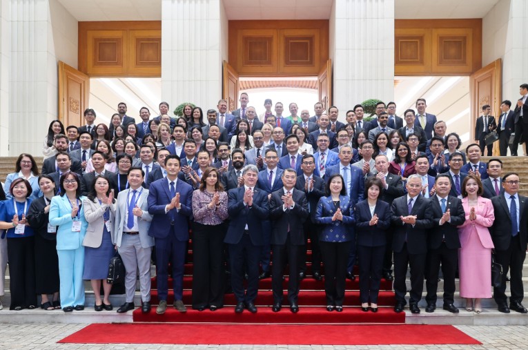 Thủ tướng Lê Minh Hưng và đại diện các doanh nghiệp hàng đầu của Hoa Kỳ - Ảnh: VGP