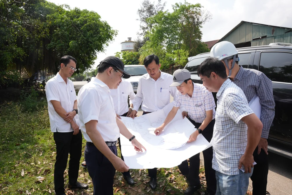 Phó Chủ tịch Thường trực UBND TP.Huế Hoàng Hải Minh kiểm tra việc triển khai dự án Đường Tố Hữu nối dài đi sân bay Phú Bài. 