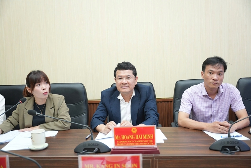 Mr. Hoang Hai Minh, Member of the Standing Committee of the City Party Committee and Permanent Vice Chairman of the City People's Committee, introduces the planning orientation for a public transport-oriented development area associated with the North–South High-Speed Railway station