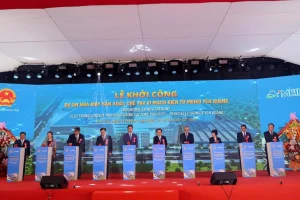 Các đại biểu ấn nút khởi công dự án - Ảnh: VŨ HỒNG