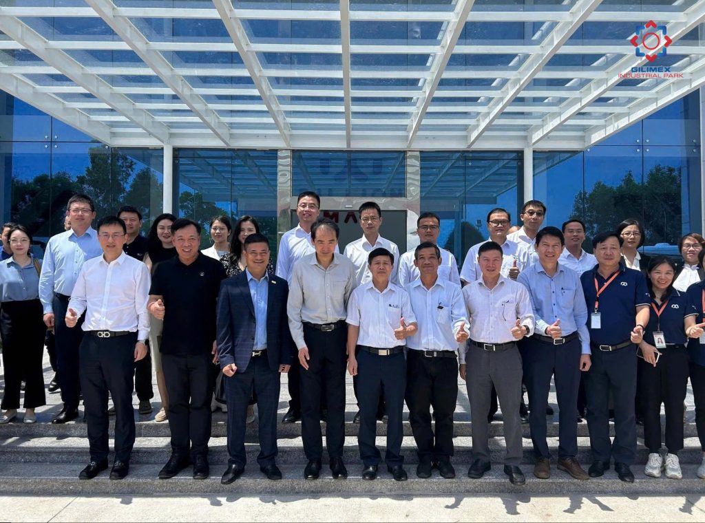 Đại diện Gilimex Industrial Park tại Huế chụp hình lưu niệm cùng Đoàn công tác.