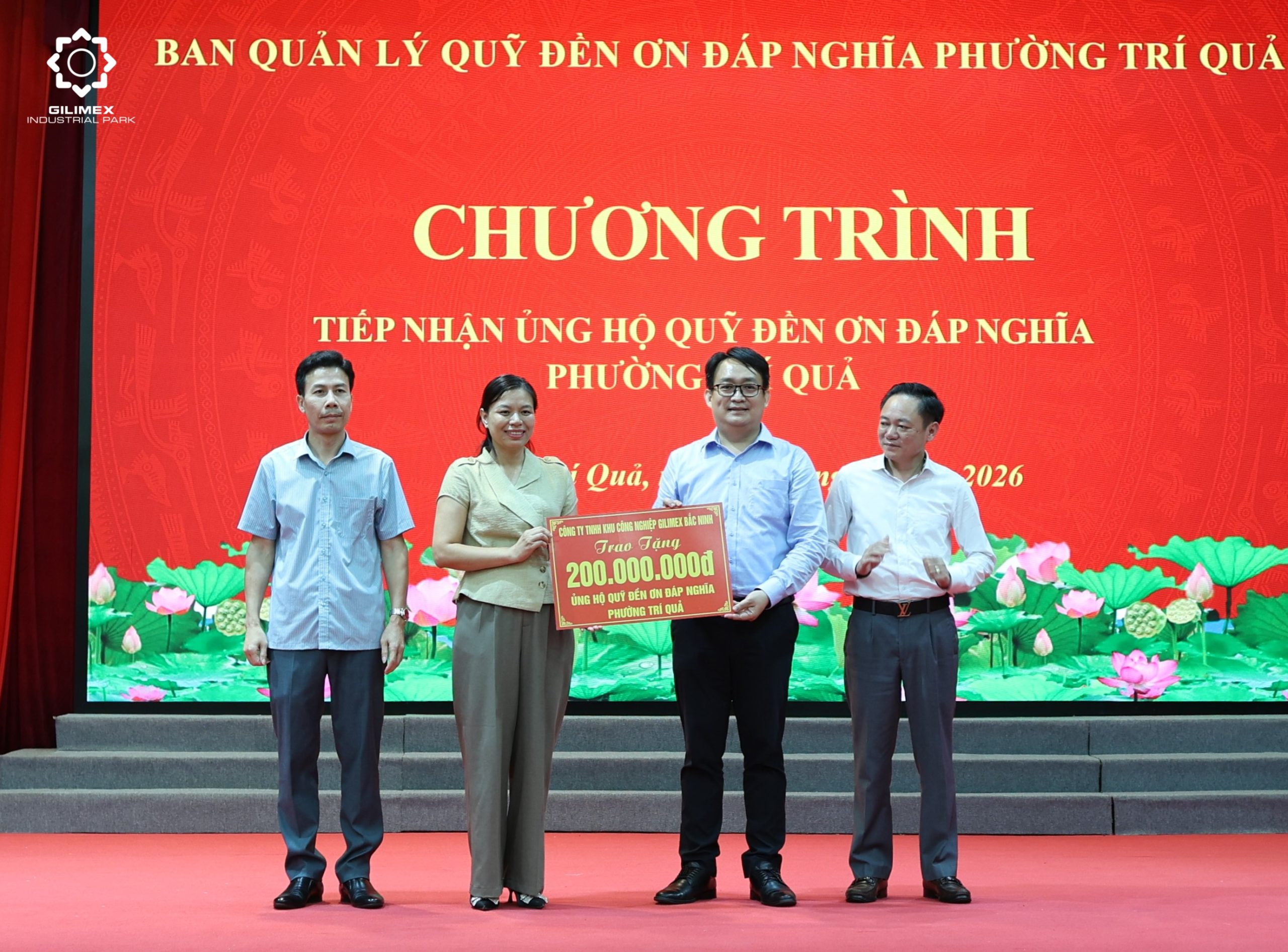 Đại diện KCN Gilimex Bắc Ninh ủng hộ Quỹ đền ơn đáp Nghĩa phường Trí Quả.