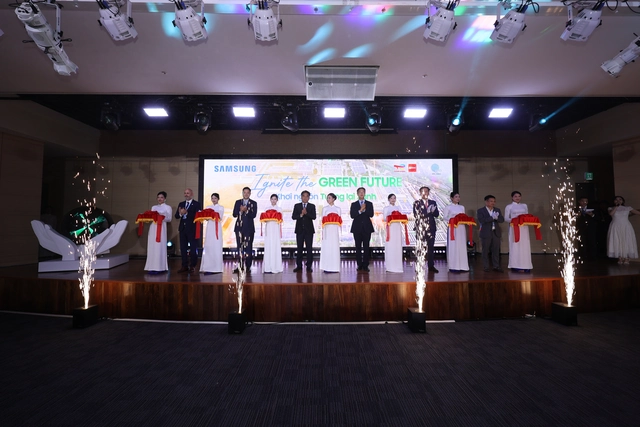 Delegates cut a ribbon at the inauguration ceremony for Samsung Electronics HCMC CE Complex’s rooftop solar power system in Ho Chi Minh City, July 3, 2026. Photo: SS