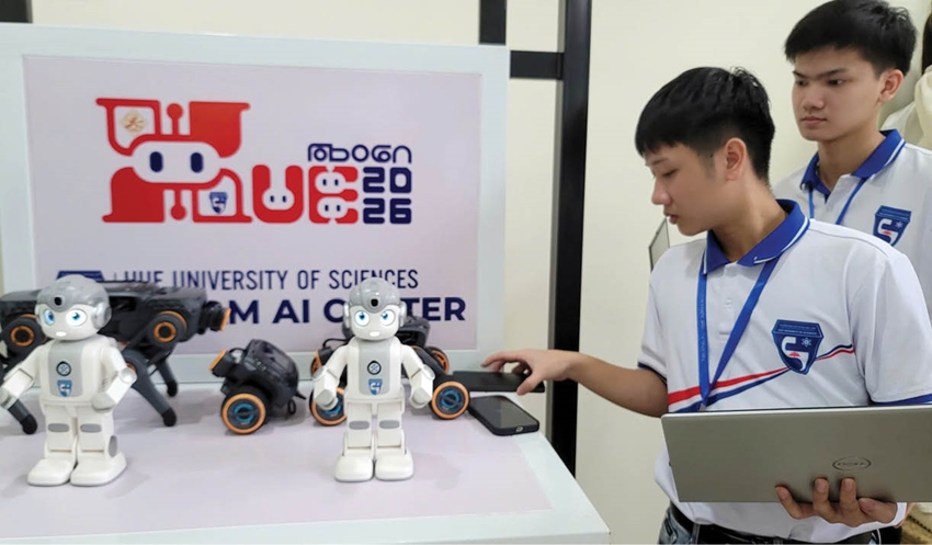 Students from the University of Science - Hue University participate in research and invention of robot products and AI software.