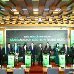 Các lãnh đạo đã thực hiện nghi thức khai trương, chính thức bắt đầu phiên giao dịch đầu tiên của thị trường các-bon trong nước - Ảnh: VGP