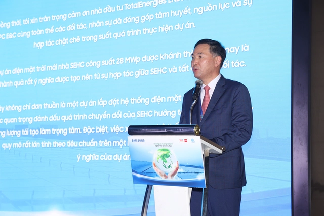 Hwang Keun Ha, CEO of Samsung Electronics HCMC CE Complex, speaks at the inauguration ceremony for a rooftop solar power system in Ho Chi Minh City, July 3, 2026. Photo: SS