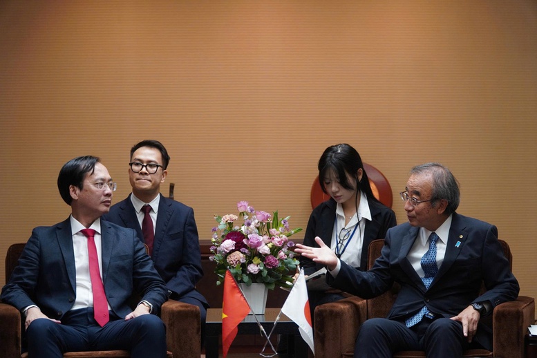 Chairman of the People's Committee of Vinh Long province Tran Tri Quang and Governor of Niigata province Hanazumi Hideyo affirmed their determination to deepen cooperation between the two localities, expanding into green economy , logistics, and the development of high-quality human resources - Photo: VGP/Bich Chi