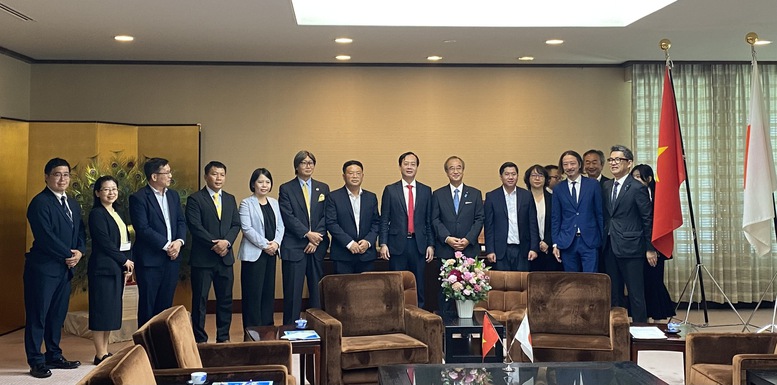 Đoàn công tác tỉnh Vĩnh Long và lãnh đạo tỉnh Niigata chụp ảnh lưu niệm sau buổi làm việc, khẳng định cam kết tăng cường hợp tác trên nhiều lĩnh vực cùng quan tâm - Ảnh: VGP/Bích Chi