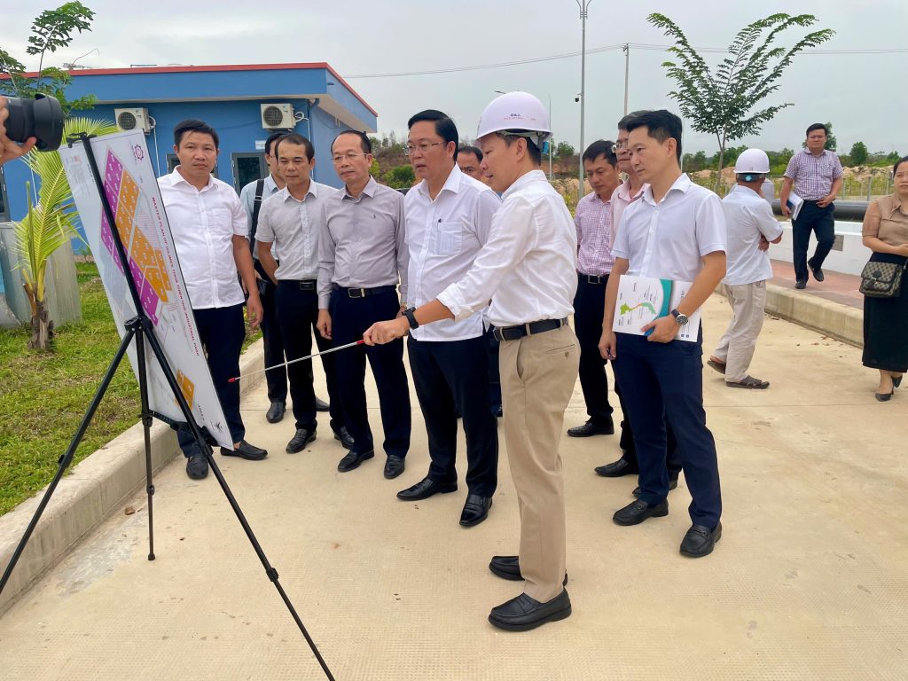 Đại diện Khu công nghiệp Gilimex Huế báo cáo tình hình đầu tư hạ tầng cho Chủ tịch UBND thành phố Lê Trí Thanh và đoàn khảo sát.