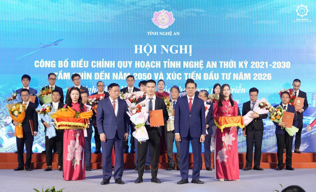 Mr. Tran Nguyen Anh Minh, General Director of Gilimex Nghe An Industrial Park Co., Ltd., receives the MoU from the People's Committee of Nghe An province.