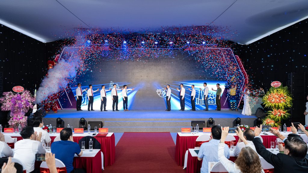 Các đại biểu thực hiện nghi thức khởi công tại Lễ khởi công Khu công nghiệp Nghĩa Hưng