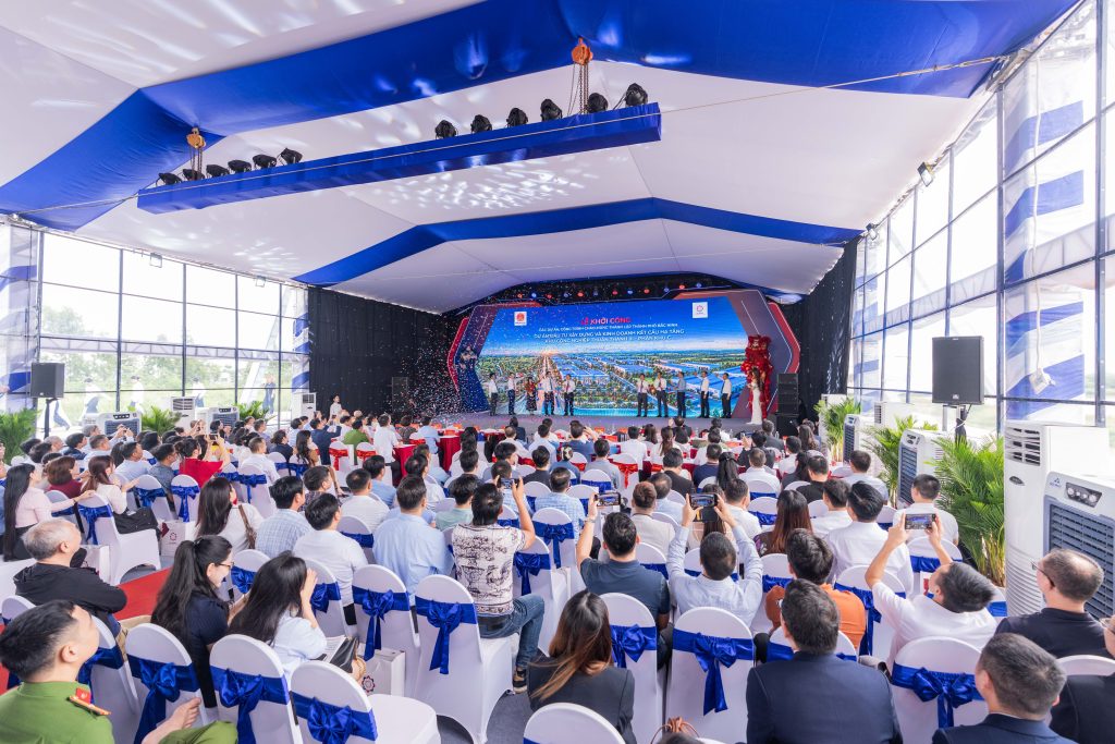 Các đại biểu thực hiện nghi thức khởi công tại Lễ khởi công Khu công nghiệp Thuận Thành III - Phân khu C