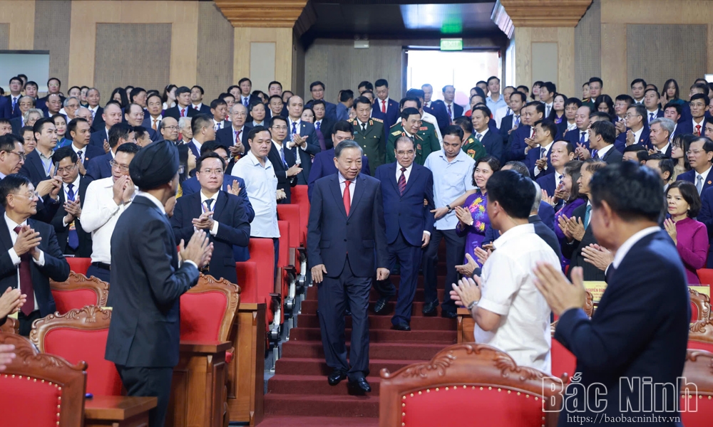 Các đại biểu chào đón Tổng Bí thư, Chủ tịch nước Tô Lâm về dự Lễ công bố Nghị quyết của Quốc hội về thành lập thành phố Bắc Ninh.