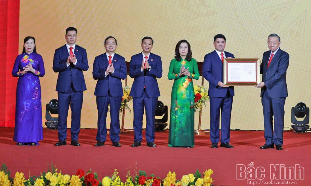 Tổng Bí thư, Chủ tịch nước Tô Lâm trao Nghị quyết của Quốc hội về thành lập thành phố Bắc Ninh cho Đảng bộ, chính quyền và Nhân dân Bắc Ninh.