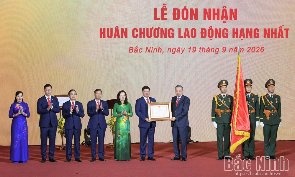 Tổng Bí thư, Chủ tịch nước Tô Lâm trao Huân chương Lao động hạng Nhất cho Đảng bộ, chính quyền và Nhân dân Bắc Ninh.