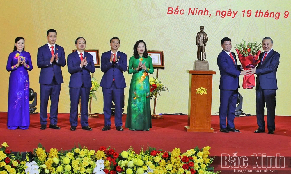 Bí thư Tỉnh ủy Nguyễn Hồng Thái và các đồng chí lãnh đạo tỉnh tặng hoa, bày tỏ tình cảm và sự trân trọng của Đảng bộ, chính quyền và Nhân dân tỉnh Bắc Ninh với Tổng Bí thư, Chủ tịch nước Tô Lâm.