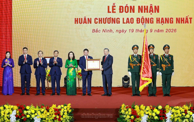 Party General Secretary and President To Lam presented the 16th-tenture National Assembly’s Resolution No. 39/2026/QH16 and the First-class Labour Order to the Party organisation, authorities and people of Bac Ninh. (Photo: VGP)