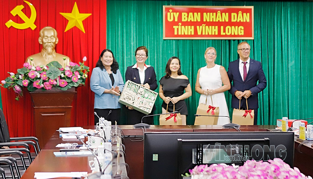 Provincial leaders presented commemorative gifts to the working group.